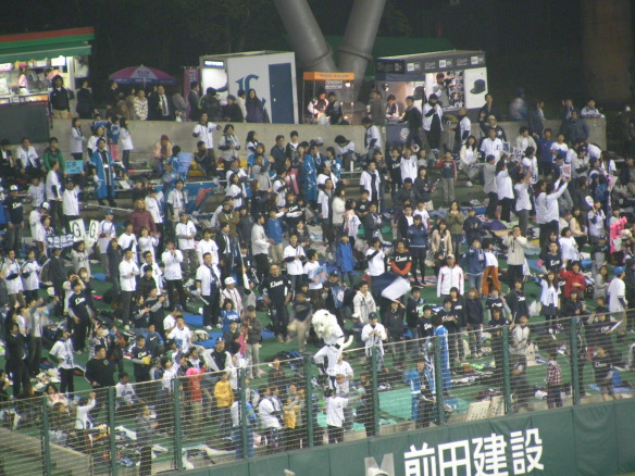 西武ドーム三塁側外野自由席 埼玉西武ライオンズファンたちの応援